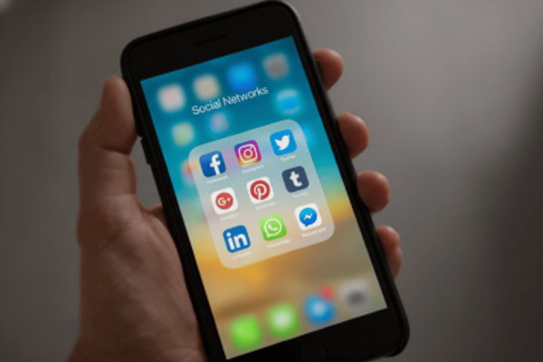 Telefono con redes sociales